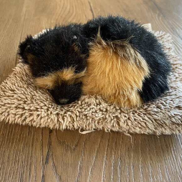 Perfect Petzzz Minis German Shepard Puppy on Pillow Collectible 6" x 5" - Picture 1 of 6